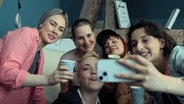 Ein Gruppe versammelt sich für ein Selfie in einem Krankenzimmer © Barnsteiner Film 