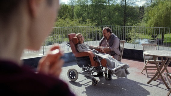 Ein Mann sitzt neben einer Frau im Rollstuhl © Barnsteiner Film 