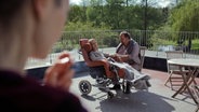 Ein Mann sitzt neben einer Frau im Rollstuhl © Barnsteiner Film 