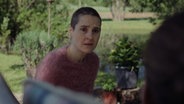 Ein Mann sitzt neben einer Frau im Rollstuhl © Barnsteiner Film 