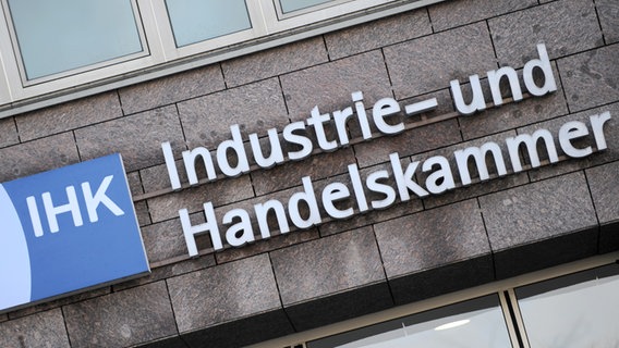 Das IHK Logo an einer Häuserwand © picturture alliance Foto: Uwe Zucchi