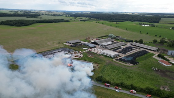 Brand Lagerhalle Dewitz Neubrandenburg © FELIX GADEWOLZ 