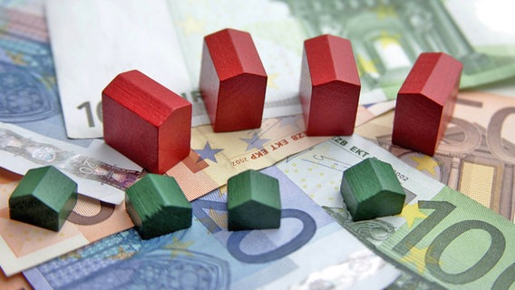 Monopoly-Häuser und -Hotels auf Geldscheinen. © imago/Ralph Peters 