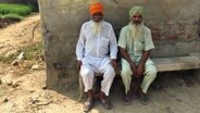 Zwei Inder mit Turban aus Punjabi sitzen auf einer Bank © NDR Foto: Bernd Musch-Borowska