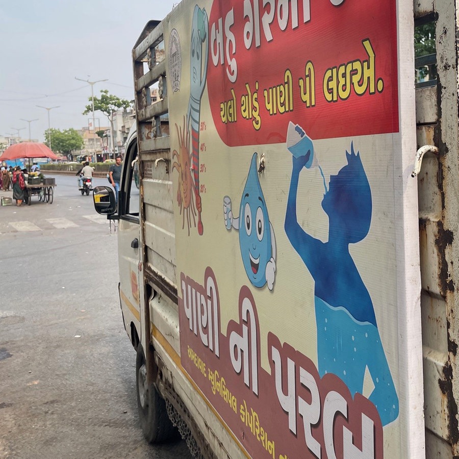 ein Lastwagen mit Wasserkanistern gegen die Hitzewelle in der Millionenstadt Ahmedabad im Bundesstaat Gujarat © NDR Foto: Peter Hornung