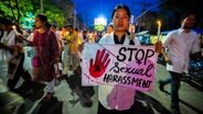 Veterinärmedizinstudenten nehmen mit Kerzen und einem Schild mit der Aufschrift «Schluss mit sexueller Belästigung» bei einer Protestkundgebung wegen der Vergewaltigung und Ermordung einer angehenden Ärztin in einem staatlichen Krankenhaus in Kolkata teil. © picture alliance/dpa/AP | Anupam Nath Foto: Anupam Nath