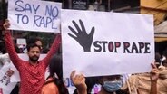 Demonstranten in Kalkutta mit Schildern "Stop Rape" © picture alliance / ZUMAPRESS.com Foto:  Sukhomoy Sen / Eyepix Group