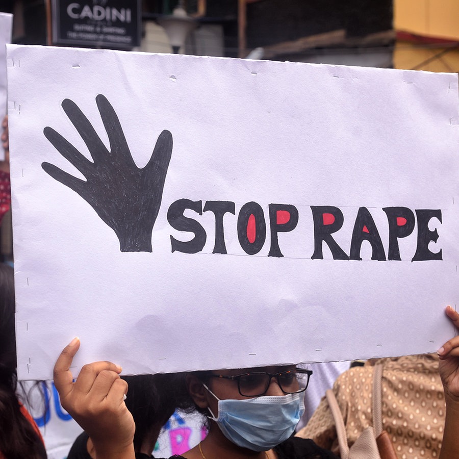 Demonstranten in Kalkutta mit Schildern "Stop Rape" © picture alliance / ZUMAPRESS.com Foto:  Sukhomoy Sen / Eyepix Group