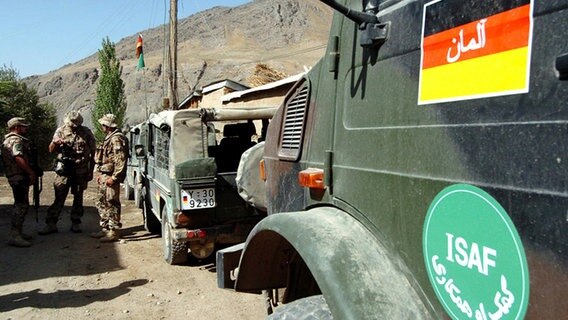 Gebirgsjäger der Bundeswehr sichern im afghanischen Feisabad eine Straße. © dpa - Bildfunk 