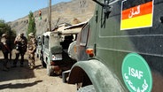 Gebirgsjäger der Bundeswehr sichern im afghanischen Feisabad eine Straße. © dpa - Bildfunk 