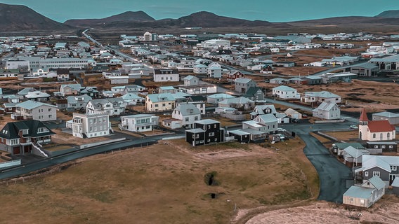 Luftaufnahme der Stadt Grindavik im Südwesten Islands © AP/dpa Foto: Bjorn Steinbekk