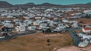 Luftaufnahme der Stadt Grindavik im Südwesten Islands © AP/dpa Foto: Bjorn Steinbekk