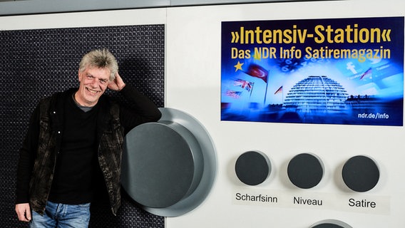 Beitragsmacher Detlev Gröning steht vor einem riesigen Radio und stützt sich mit einem Arm auf einem der Knöpfe ab. © NDR Foto: Hendrik Lüders
