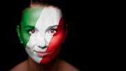 Frau mit in den italienischen Landesfarben bemaltem Gesicht © fotolia.com Foto: Alex_Mac