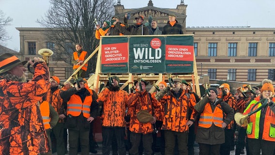 Jäger demonstrieren in Schwerin. © NDR 