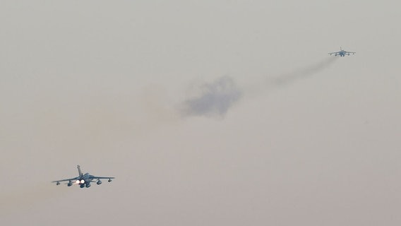 Ein Tornado fliegt  im Himmel. © dpa-Bildfunk Foto: Carsten Rehder