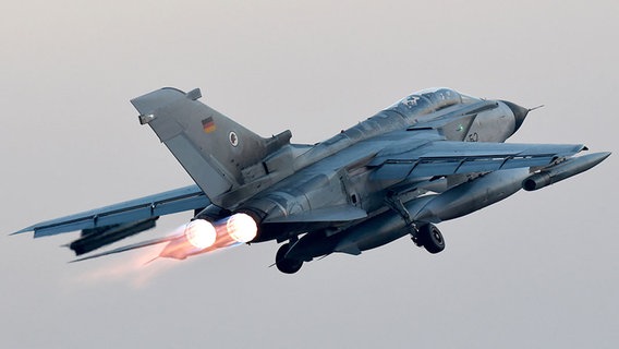 Ein Tornado fliegt am Himmel © dpa-picture alliance Foto: Carsten Rehder