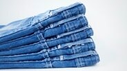 Ein Stapel von Jeans vor hellem Hintergrund © COLOURBOX Foto: foto76