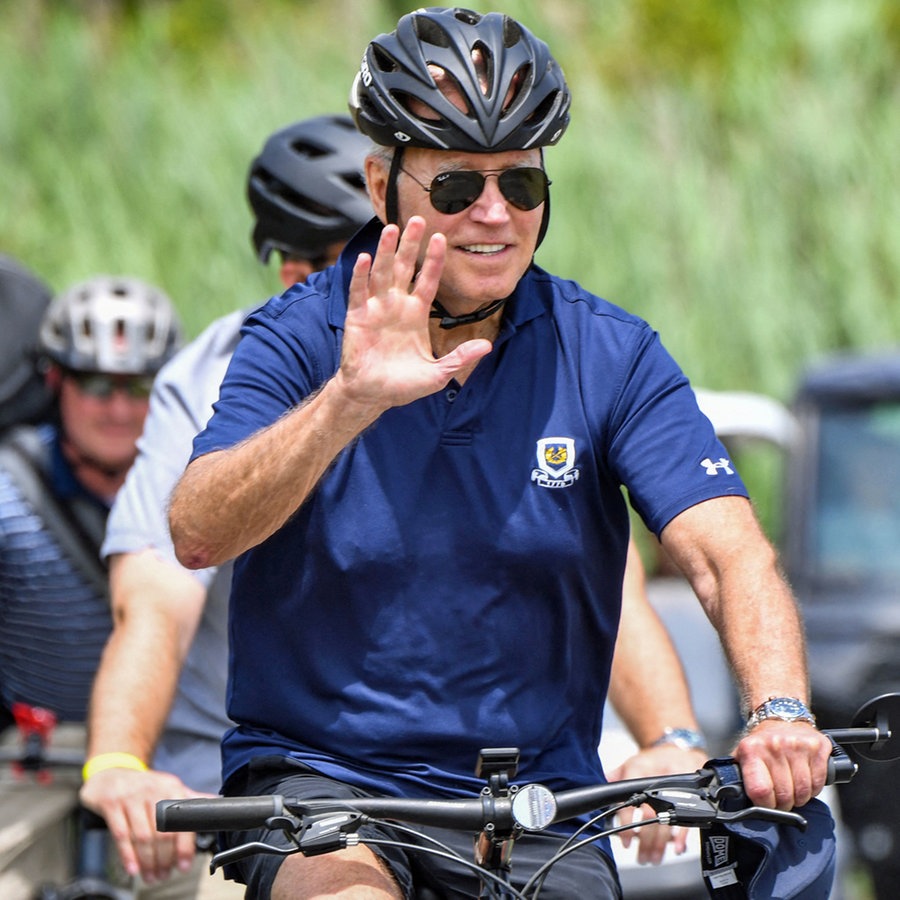 US-Präsident Joe Biden auf einem Fahrrad im Gordon's Pond State Park in Rehoboth Beach,
Delaware © AFP Foto: NICHOLAS KAMM