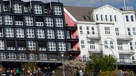 Rechts im Bild: das mittlerweile abgerissene Gründerzeit-Haus am Johannisbollwerk 10 in Hamburg. © Bildagentur-online/Falkenstein 