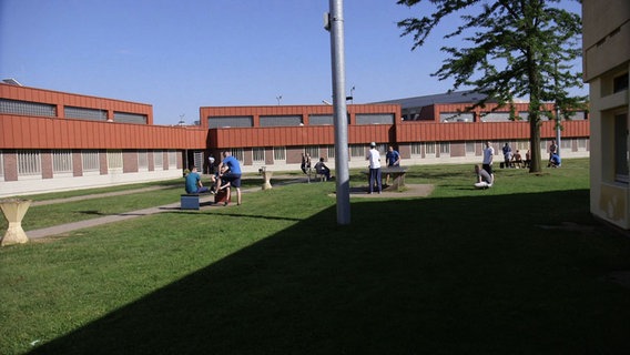 Häftlinge im Gefängnishof beim Freigang. © NDR 