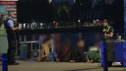 Die Polizei nimmt Jugendliche am Jungfernstieg in Gewahrsam. © Tele News Network Foto: Screenshot
