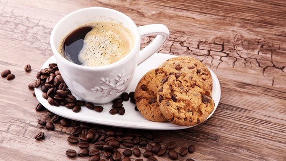 Kaffeetasse mit Keksen und Kaffeebohnen. © fotolia Foto: beats