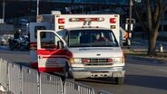 Ein Krankenwagen steht nach Schüssen in Kansas City vor Absperrungen. © picture alliance / Xinhua News Agency | Robert Reed Foto: Robert Reed