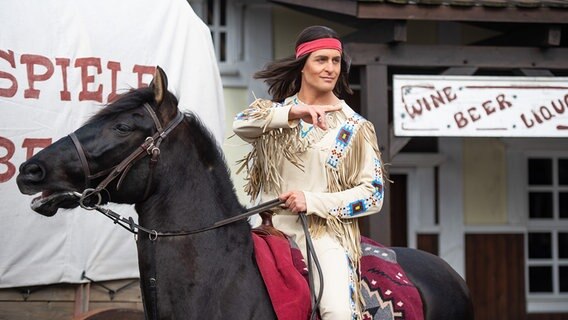 Alexander Klaws als Winnetou bei den Karl-May-Spielen am Kalkberg in Bad Segeberg 2019. © picture alliance/dpa Foto: Daniel Reinhardt