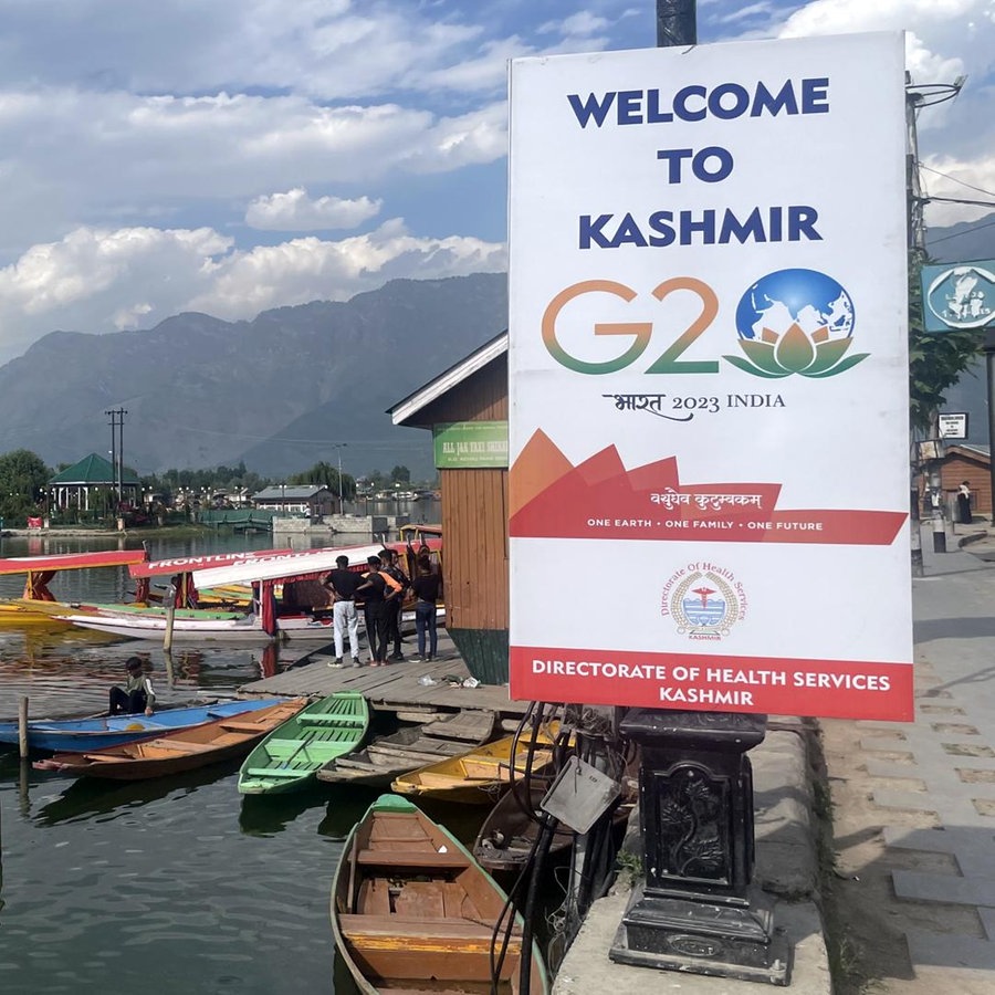 der Dal Lake in Kashmir mit einem Plakaat zum G20 Arbeitsgruppe Tourismus © NDR Foto: Peter Hornung