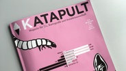 "Katapult" - Laut Eigenbeschreibung das "Magazin für Kartografik und Sozialwissenschaft". Zu sehen ist das Cover der Ausgabe Nr. 15, in dem ein Vergleich zwischen Mehlwürmern und Rindern gezogen wird. © NDR 