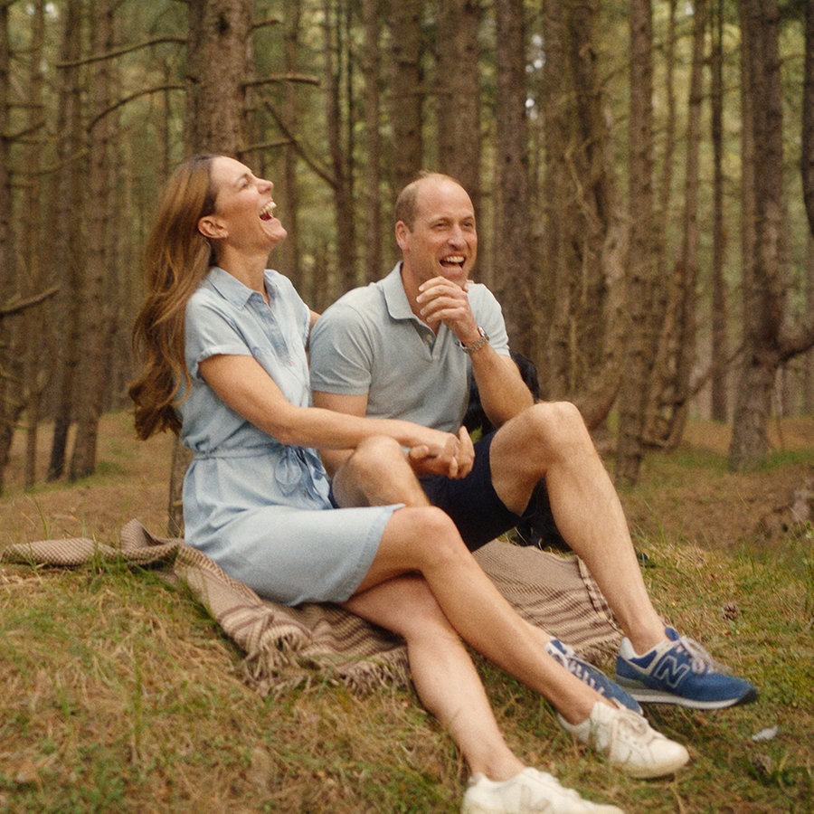 Kate Middleton und Prinz William sitzen im Wald auf einer Decke und lachen, Foto aus der Videobotschaft: Prinzessin Kate beendet Chemotherapie © Will Warr/Kensington Palace/PA Foto: Will Warr