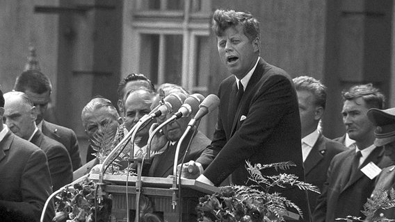 John F. Kennedy bei seiner berühmten Rede in Berlin 1963. © dpa picture alliance 