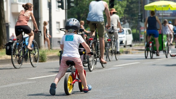 Ein Kind fährt bei einer Demo auf einem Laufrad mit. © Stefan Flach 