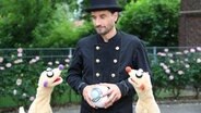 Ein durchtriebener Schornsteinfeger knüpft Leuten ihr Geld ab. Doch anstelle des versprochenen Glücks werden plötzlich alle vom Pech verfolgt.  
