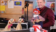 Der Bauchredner René Grummel (Martin Klempnow) hat Ärger mit seiner Puppe  