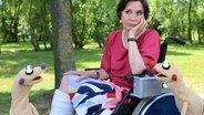 Die Gräfin (Ute Willing) hat sich das Bein gebrochen  