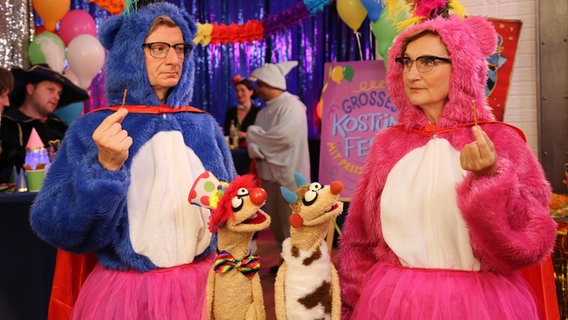 Die Erdmännchen treffen den Kommissar (Michael Kessler) und seine Schwester (Petra Nadolny) auf einem Kostümfest © bigSmile/NDR 