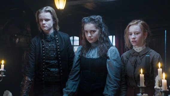 Folge 8: Leo (Ulrik William Graesli), Alisa (Anastasia Martin) und Ivy (Aisling Sharkey) halten zusammen © Lemming Film 