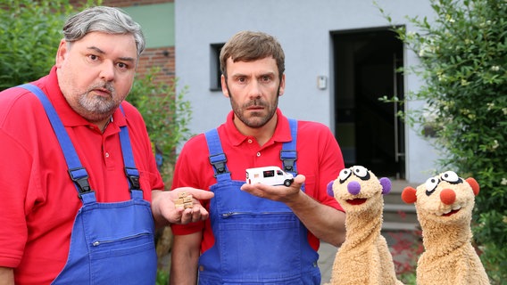 Jan & Henry mit zwei verdächtigen Möbelpackern (Thomas Gimbel & Daniel Wiemer) © bigSmile Foto: bigSmile