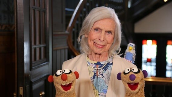 Folge 26: Jan & Henry helfen der netten alten Dame (Dagmar von Kurmin) und ihrem Wellensittich Bubi © BigSmile 
