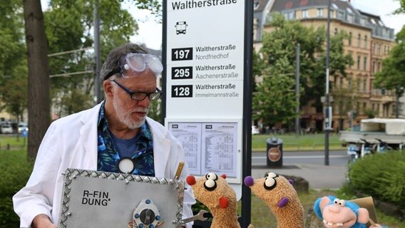Folge 27: Jan & Henry treffen einen Affen und einen Erfinder (Wolfgang Trepper) © BigSmile 