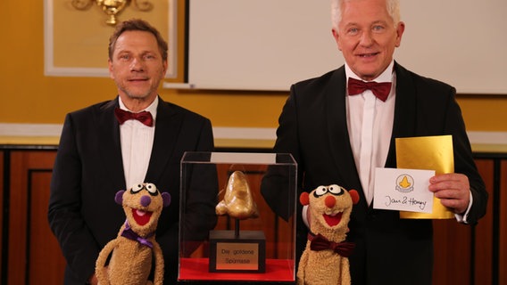 Folge 32: Jan & Henry bei der Verleihung der goldenen Spürnase (mit Richy Müller & Miroslav Nemec) © BigSmile 