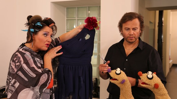 Folge 43: Beim Friseur (Heiko Obermöller) wurde das Kleid der Operndiva (Betty La Minga) zerschnitten. © bigSmile 