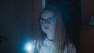 Floor (Bobbie Mulder) geht mit der Taschenlampe auf die Suche nach dem Einbrecher © NL Film 