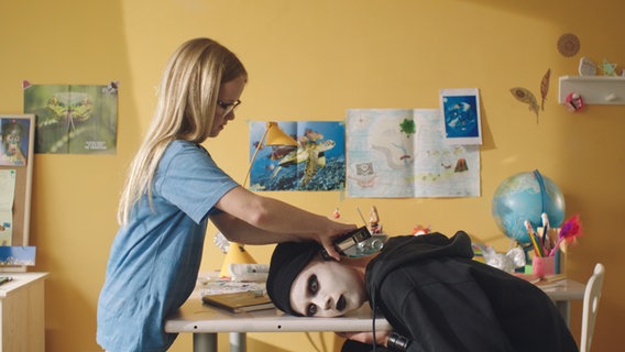 Floor will ihrem Bruder Kees ein Ohrloch tackern © NL Film 