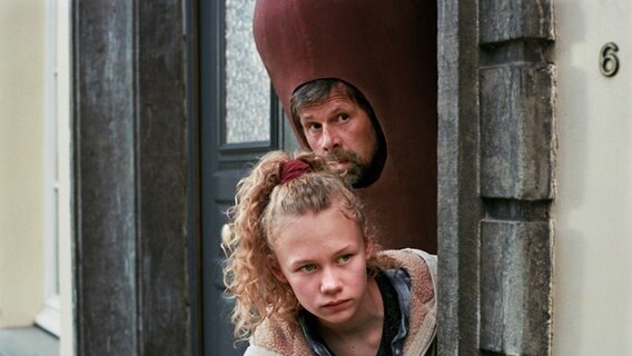 Mein Vater die Wurst: Zoë ( Savannah Vandendriessche) unterstützt als Einzige in ihrer Familie das Vorhabens ihres Vaters (Johan Heldenbergh) Schauspieler zu werden – auch wenn seine erste Rolle die eines Würstchens in einem Werbespot ist. © Kris Dewitte 