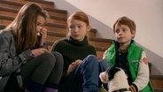 Nina (Carolin Garnier), Emma  (Aurelia Stern) und Henri (Sammy O’Leary) auf der Treppe © NDR/Letterbox 