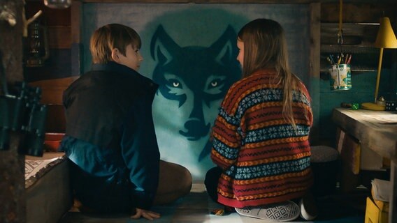 KASPER( Matheo Anbakk)und STINE (Andrea Leonora Melchiorsen) bewundern das Grafiti © NordicStories Nordic 