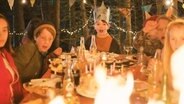 VÅRIN (Tuva Valnes Anthonsen), TORE (Emrik Nøvik Jensen, STINE (Andrea Leonora Melchiorsen), KASPER( Matheo Anbakk), OLE (Sam Pedersen), JONAS (Konrad Barosen), THERESE (Johanne Hafstad): Oh Schreck – die Tischdecke hat Feuer gefangen.  